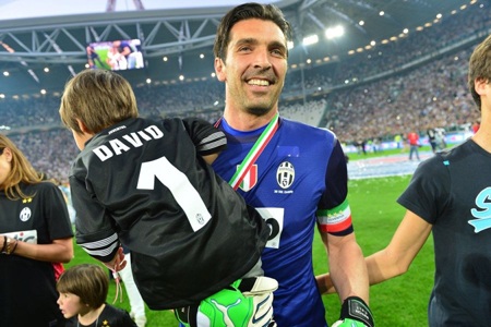 Juventus giương cao Scudetto trong "bữa tiệc" cảm xúc - 8 Những champagne đã được khui, mở ra kỷ nguyên đại thành công của Bianconeri