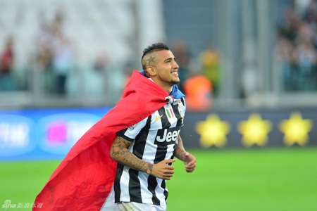 Juventus giương cao Scudetto trong "bữa tiệc" cảm xúc - 9 Artuto Vidal, người được cầu là Cầu thủ xuất sắc nhất Juventus mùa này