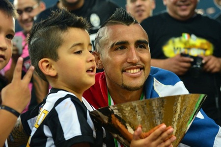 Juventus giương cao Scudetto trong "bữa tiệc" cảm xúc - 10 Artuto Vidal, người được cầu là Cầu thủ xuất sắc nhất Juventus mùa này