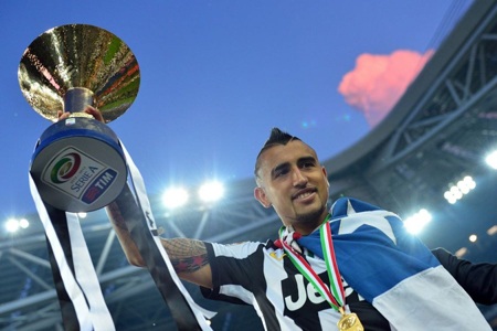 Juventus giương cao Scudetto trong "bữa tiệc" cảm xúc - 11 Artuto Vidal, người được cầu là Cầu thủ xuất sắc nhất Juventus mùa này