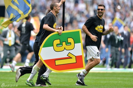 Chùm ảnh: Juventus vỡ oà trong ngày đăng quang Serie A - 15 Những người hùng của Juventus mùa này, xuất hiện trên những khán đài