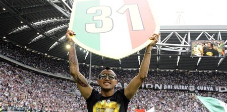 Chùm ảnh: Juventus vỡ oà trong ngày đăng quang Serie A - 16 Những người hùng của Juventus mùa này, xuất hiện trên những khán đài