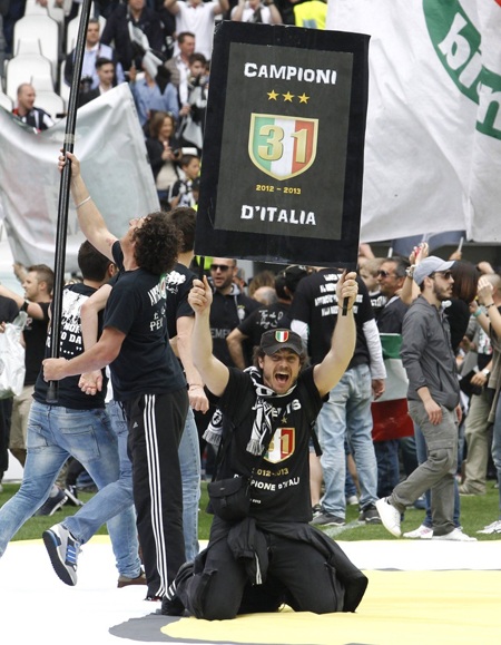 Chùm ảnh: Juventus vỡ oà trong ngày đăng quang Serie A - 18 Những người hùng của Juventus mùa này, xuất hiện trên những khán đài