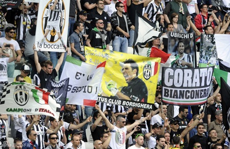 Chùm ảnh: Juventus vỡ oà trong ngày đăng quang Serie A - 12 Những người hùng của Juventus mùa này, xuất hiện trên những khán đài