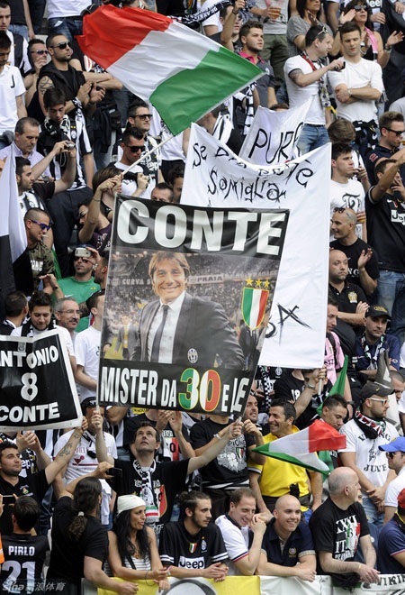 Chùm ảnh: Juventus vỡ oà trong ngày đăng quang Serie A - 13 Những người hùng của Juventus mùa này, xuất hiện trên những khán đài