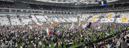 Chùm ảnh: Juventus vỡ oà trong ngày đăng quang Serie A - 19 Những người hùng của Juventus mùa này, xuất hiện trên những khán đài