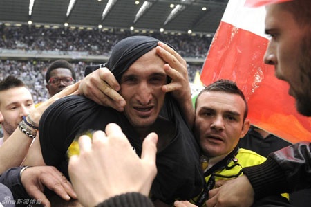 Chùm ảnh: Juventus vỡ oà trong ngày đăng quang Serie A - 20 Những người hùng của Juventus mùa này, xuất hiện trên những khán đài