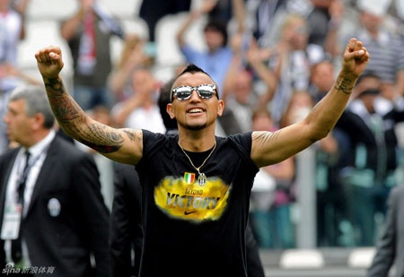 Chùm ảnh: Juventus vỡ oà trong ngày đăng quang Serie A - 21 Những người hùng của Juventus mùa này, xuất hiện trên những khán đài