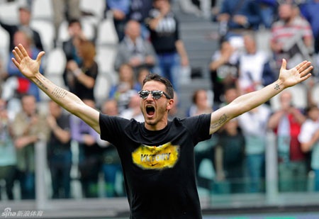 Chùm ảnh: Juventus vỡ oà trong ngày đăng quang Serie A - 22 Những người hùng của Juventus mùa này, xuất hiện trên những khán đài