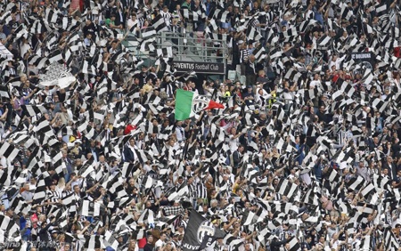Chùm ảnh: Juventus vỡ oà trong ngày đăng quang Serie A - 2 Mỗi CĐV được phát 1 lá cờ màu Trắng - Đen, phủ kín Juventus Arena