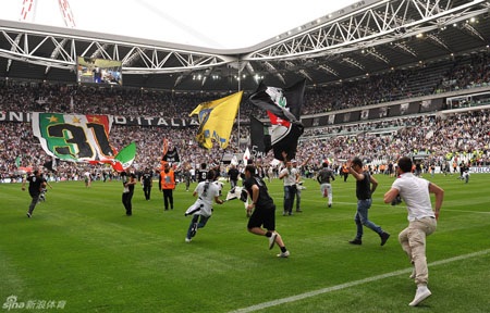 Chùm ảnh: Juventus vỡ oà trong ngày đăng quang Serie A - 23 Những người hùng của Juventus mùa này, xuất hiện trên những khán đài