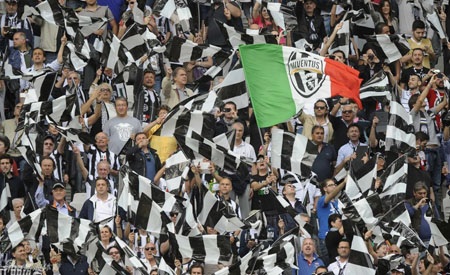 Chùm ảnh: Juventus vỡ oà trong ngày đăng quang Serie A - 3 Mỗi CĐV được phát 1 lá cờ màu Trắng - Đen, phủ kín Juventus Arena