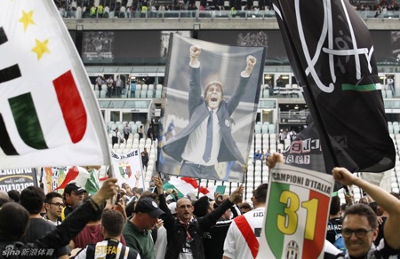 Chùm ảnh: Juventus vỡ oà trong ngày đăng quang Serie A - 24 Những người hùng của Juventus mùa này, xuất hiện trên những khán đài