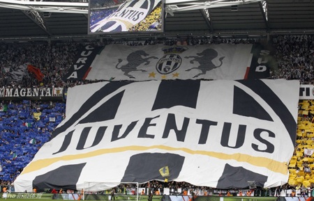 Chùm ảnh: Juventus vỡ oà trong ngày đăng quang Serie A - 4 Logo Juventus, những lá cờ Italia trên khắp khán đài