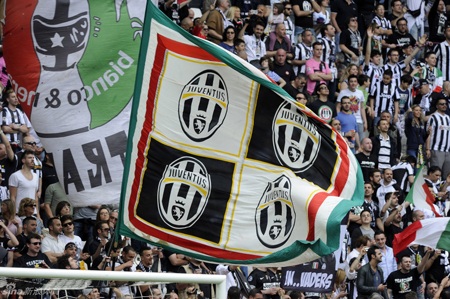 Chùm ảnh: Juventus vỡ oà trong ngày đăng quang Serie A - 5 Logo Juventus, những lá cờ Italia trên khắp khán đài