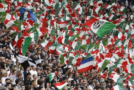 Chùm ảnh: Juventus vỡ oà trong ngày đăng quang Serie A - 6 Logo Juventus, những lá cờ Italia trên khắp khán đài