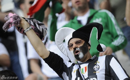 Chùm ảnh: Juventus vỡ oà trong ngày đăng quang Serie A - 8 Những CĐV hát vang trước, trong và cả sau trận đấu