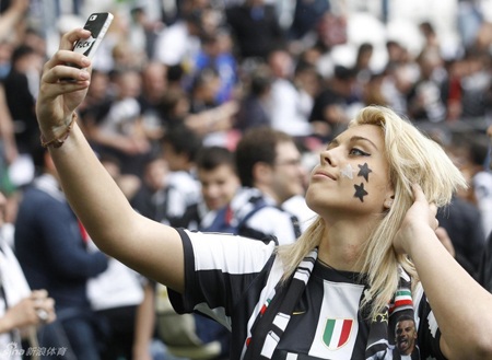 Chùm ảnh: Juventus vỡ oà trong ngày đăng quang Serie A - 9 Ai cũng muốn ghi lại khoảnh khắc trong ngày đặc biệt này