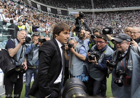 Chùm ảnh: Juventus vỡ oà trong ngày đăng quang Serie A - 10 Conte là tâm điểm của báo giới và như thường lệ, ông vẫn hò hét rất nhiều trong trận đấu