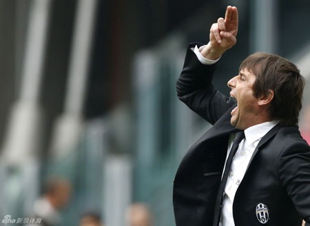 Chùm ảnh: Juventus vỡ oà trong ngày đăng quang Serie A - 11 Conte là tâm điểm của báo giới và như thường lệ, ông vẫn hò hét rất nhiều trong trận đấu