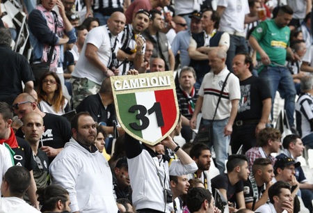 Chùm ảnh: Juventus vỡ oà trong ngày đăng quang Serie A - 14 Những người hùng của Juventus mùa này, xuất hiện trên những khán đài