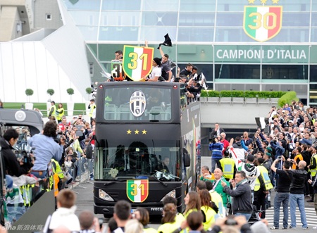 Juventus vô địch sớm 3 vòng: Sắc “trắng đen” che phủ Serie A - 1 Juventus lên ngôi vô địch Serie A đầy xứng đáng