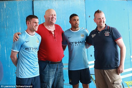 Man City trình làng áo đấu mùa giải mới - 2 H.Long
