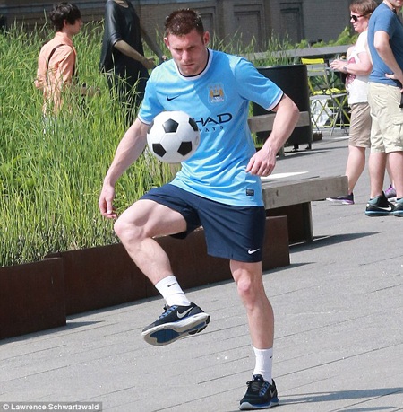 Man City trình làng áo đấu mùa giải mới - 3 H.Long
