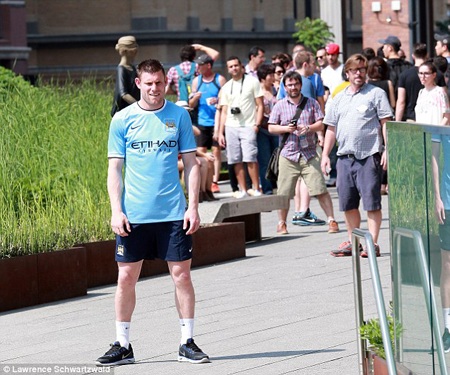 Man City trình làng áo đấu mùa giải mới - 4 H.Long