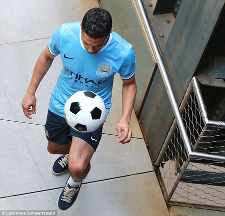 Man City trình làng áo đấu mùa giải mới - 5 H.Long
