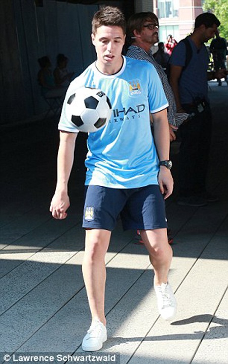 Man City trình làng áo đấu mùa giải mới - 6 H.Long