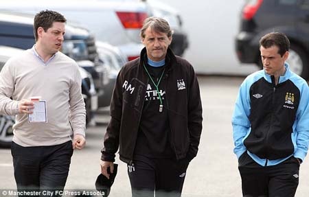 Man City ngấm ngầm “đá” Mancini khỏi Etihad - 1 Mancini vẫn tự tin về tương lai ở Man City