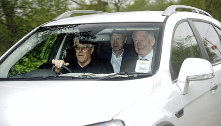 Háo hức kế vị Sir Alex, David Moyes tới làm việc ở MU sớm 41 ngày - 1 David Moyes rời khỏi sân tập