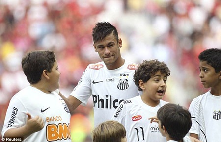 Neymar rơi lệ trong trận đấu chia tay Santos - 1 H.Long