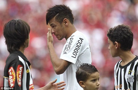 Neymar rơi lệ trong trận đấu chia tay Santos - 2 H.Long