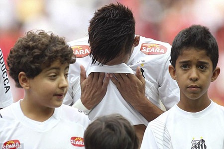 Neymar rơi lệ trong trận đấu chia tay Santos - 3 H.Long