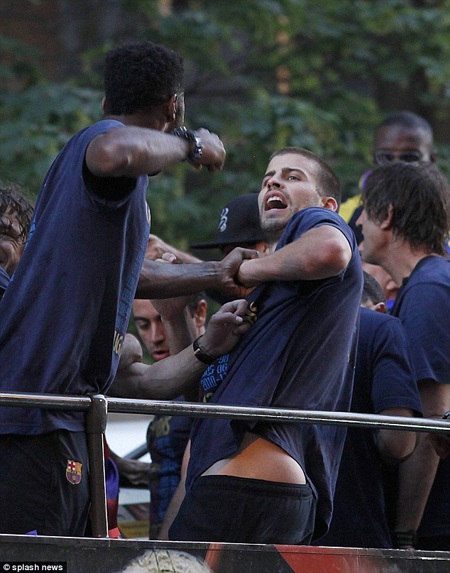 Alex Song tát Pique trong lễ diễu hành của Barcelona - 1 H.Long