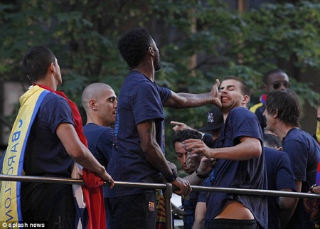 Alex Song tát Pique trong lễ diễu hành của Barcelona - 5 H.Long