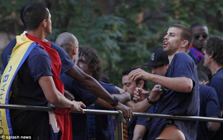 Alex Song tát Pique trong lễ diễu hành của Barcelona - 6 H.Long