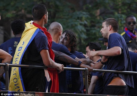 Alex Song tát Pique trong lễ diễu hành của Barcelona - 7 H.Long