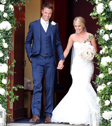 “Sao” MU lên xe hoa với người dẫn chương trình xinh đẹp - 2 H.Long