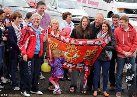 “Sao” MU lên xe hoa với người dẫn chương trình xinh đẹp - 4 H.Long