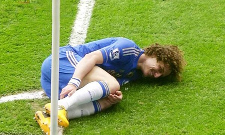 Neymar và những kịch sĩ trơ trẽn nhất trong làng túc cầu - 4 Không những hé mặt, David Luiz còn cười đểu trước ống kính máy quay sau khi “bẫy” được Rafael.