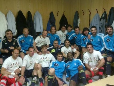 Những huyền thoại MU “phơi áo” trước Real Madrid - 1 Những huyền thoại Real Madrid chụp hình trong phòng thay đồ