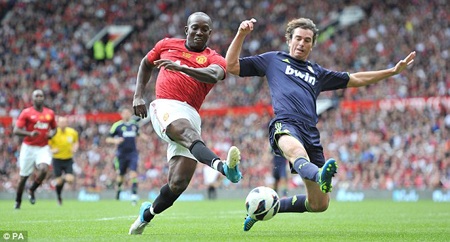 Những huyền thoại MU “phơi áo” trước Real Madrid - 11 Dwight Yorke tái hiện lại thời kỳ đỉnh cao với pha dứt điểm trước sự truy cản của Pavon
