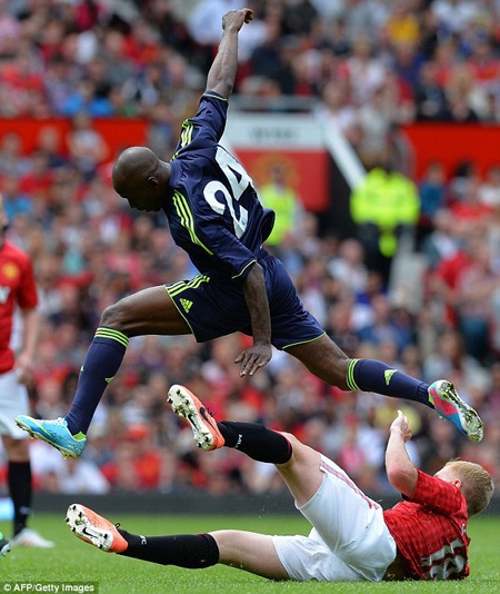 Những huyền thoại MU “phơi áo” trước Real Madrid - 12 Một pha tranh chấp giữa Makelele và Scholes