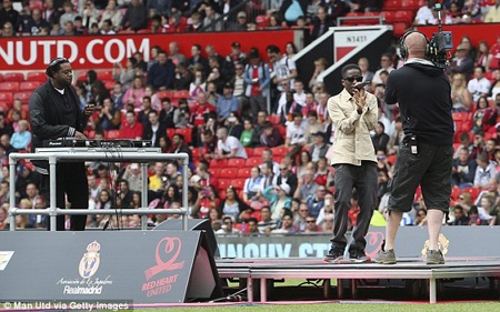 Những huyền thoại MU “phơi áo” trước Real Madrid - 6 Cùng với đó là ca sĩ Tinchy Stryder