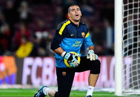 Victor Valdes bất ngờ đổi ý, muốn ở lại Barcelona - 1 Valdes hoãn ngày rời khỏi Barcelona