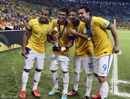 Chùm ảnh: Brazil ngất ngây trong men say chiến thắng - 11 Niềm vui sướng tới tột độ của những cầu thủ Brazil sau khi nhận cúp vô địch