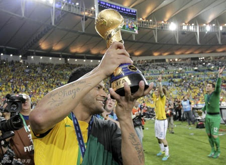 Chùm ảnh: Brazil ngất ngây trong men say chiến thắng - 13 Niềm vui sướng tới tột độ của những cầu thủ Brazil sau khi nhận cúp vô địch